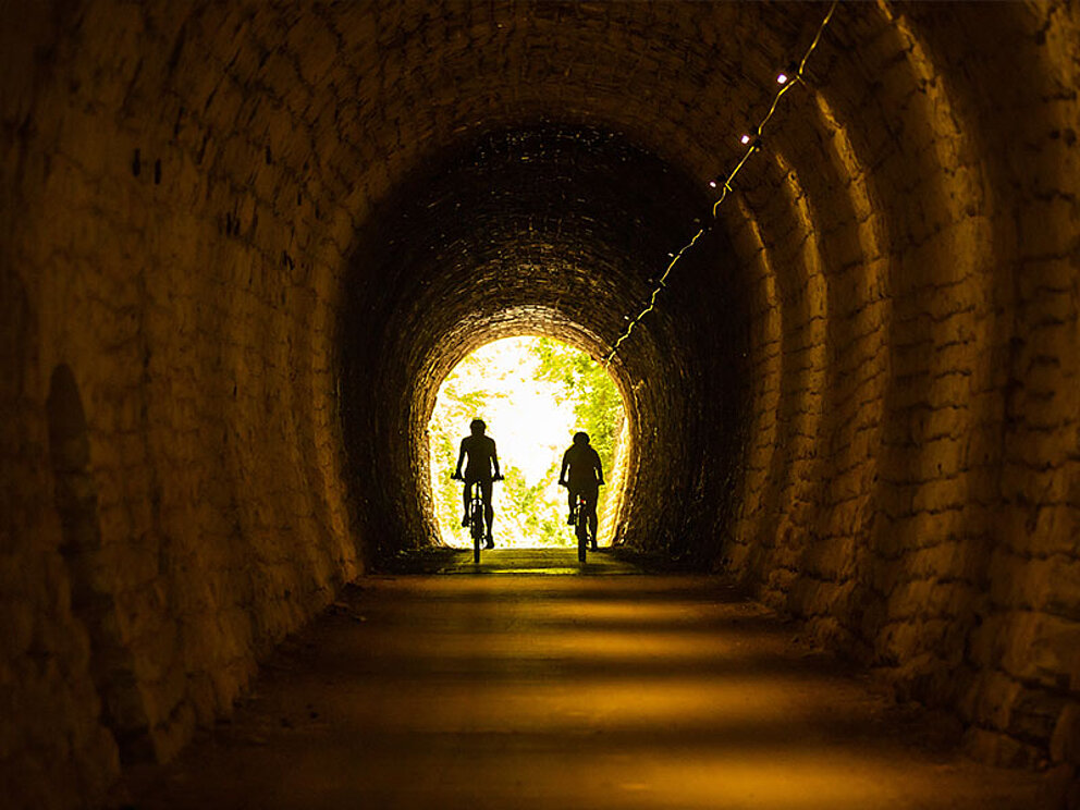 ein alter Tunnel mit 2 Bikern