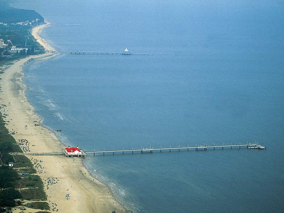 Die Seebrücken der "Kaiserbäder" auf Usedom ragen weit in das Wasser hinein.