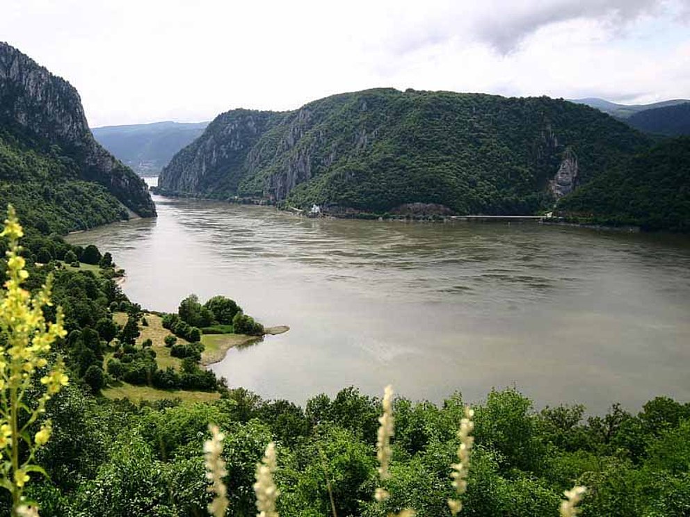 Die Donau durchbricht in Serbien schroffe Felstäler.