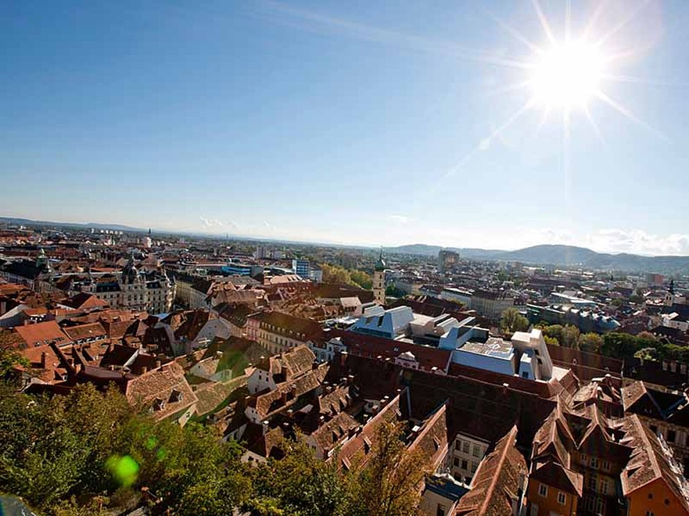 Blick auf Grazer Altstadt von oben an einem sonnigen Tag