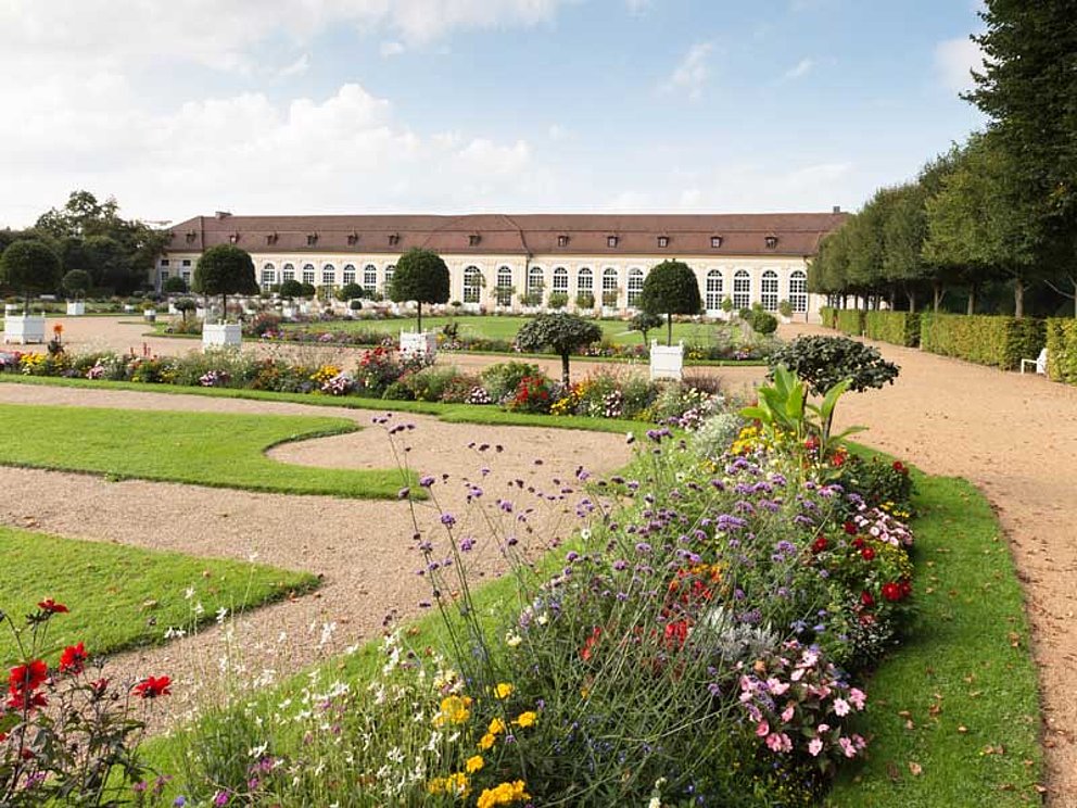 Parkanlage mit Blumenrabatten mit Schloss Ansbach im Hintergrund