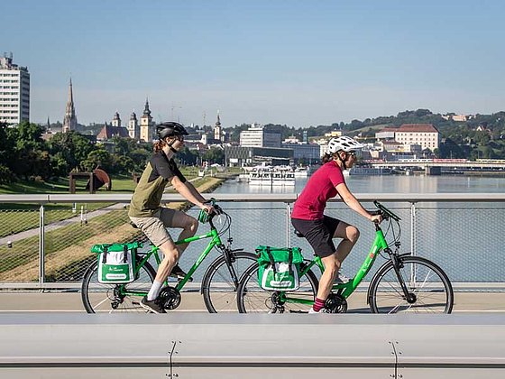 Zwei Radfahrer unterwegs in Linz am Donauradweg
