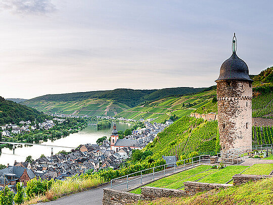 ein runder schlanker Turm hoch über Zell an der Mosel