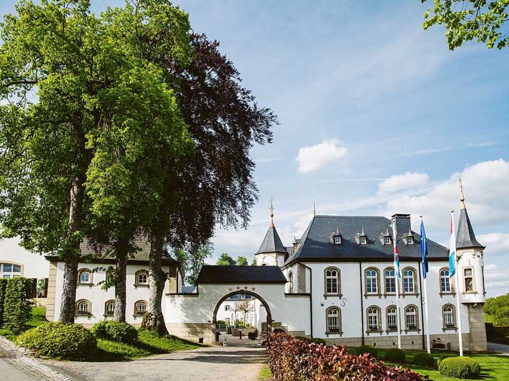 Gemauerter Bogen als Einfahrt zum Hotel Schloss Urspelt