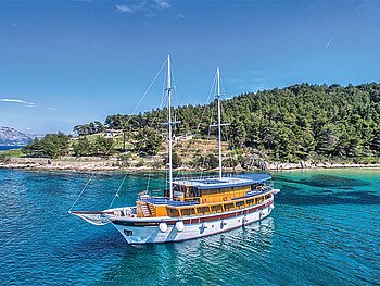 Außenansicht des 2 Mast-Schiffes vor einer kroatischen Insel