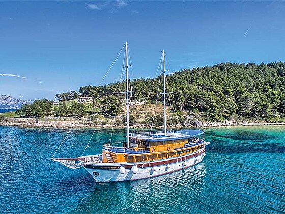 Außenansicht des 2 Mast-Schiffes vor einer kroatischen Insel