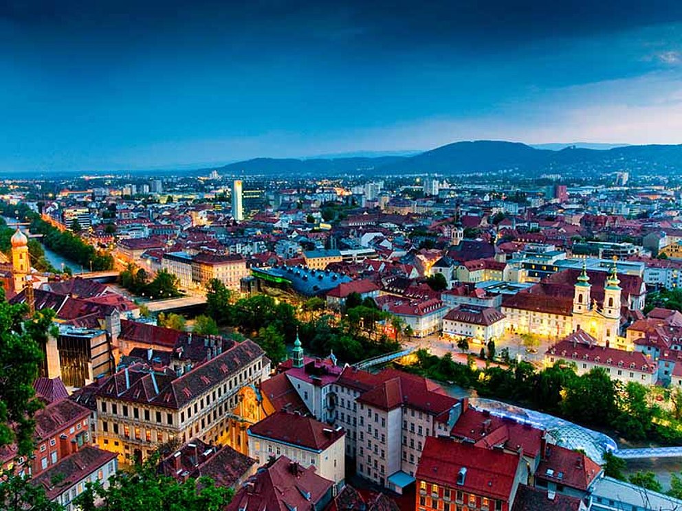Blick auf die Stadt Graz bei Dämmerung