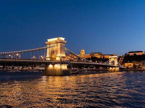 Blick auf die beleuchtete Kettenbrücke über die Donau in Budapest