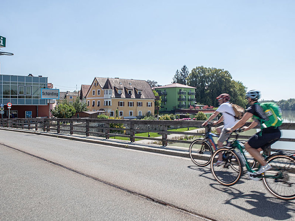cyclists arrive at Schärding 