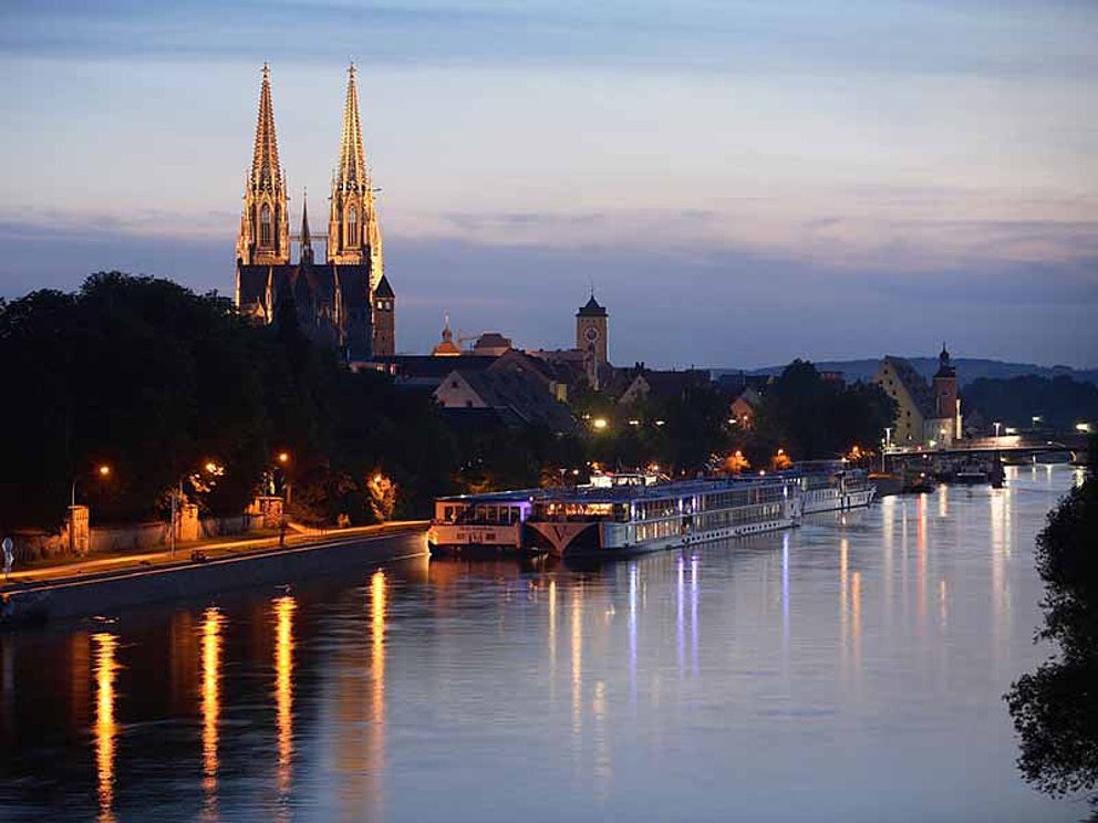 Regensburg und die Donau bei Nacht