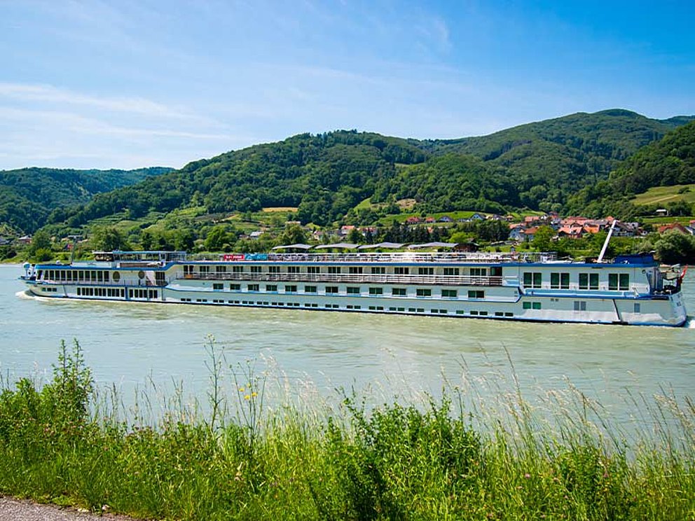 MS Swiss Crown unterwegs auf der Donau vom Ufer aus fotografiert