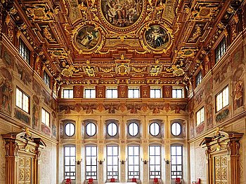 Goldener Saal im Augsburger Rathaus mit alter Deckenmalerei