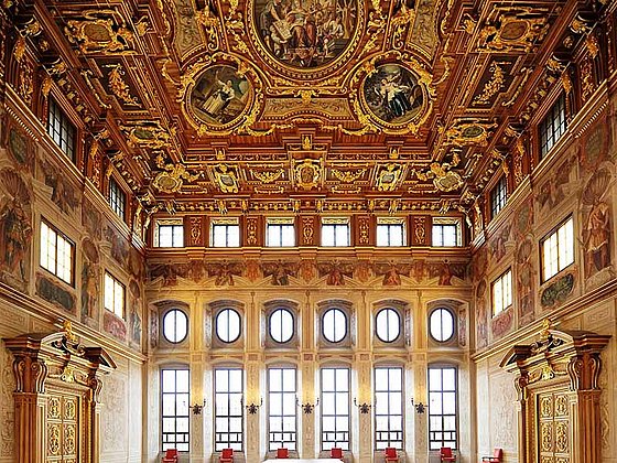 Goldener Saal im Augsburger Rathaus mit alter Deckenmalerei