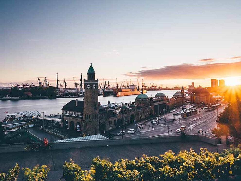 Landungsbrücken in Hamburg bei tollem Licht der Morgensonne