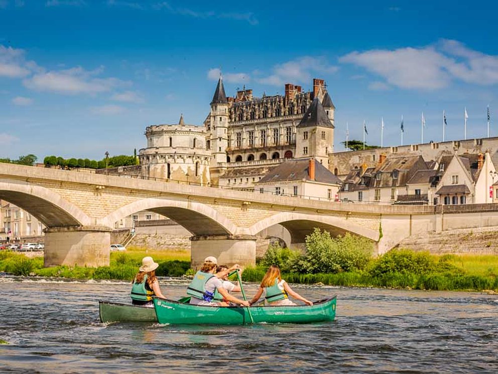 4 Kanufahrer auf der Loire vor Schloss Amboise