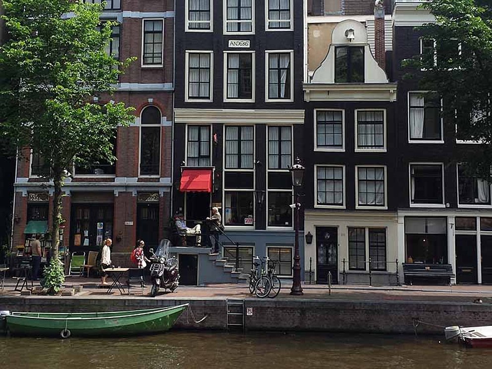 Wasserverlauf mit Gebäuden in Amsterdam