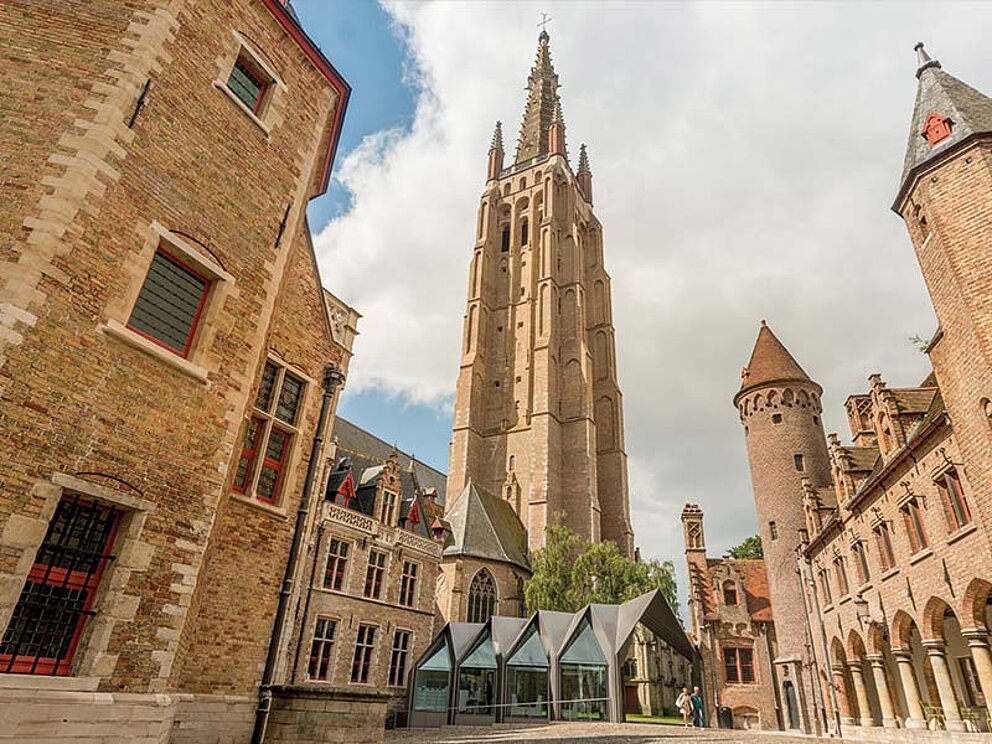 Der Belfried von Brügge, Belgien, umgeben von traditioneller Backsteinarchitektur.
