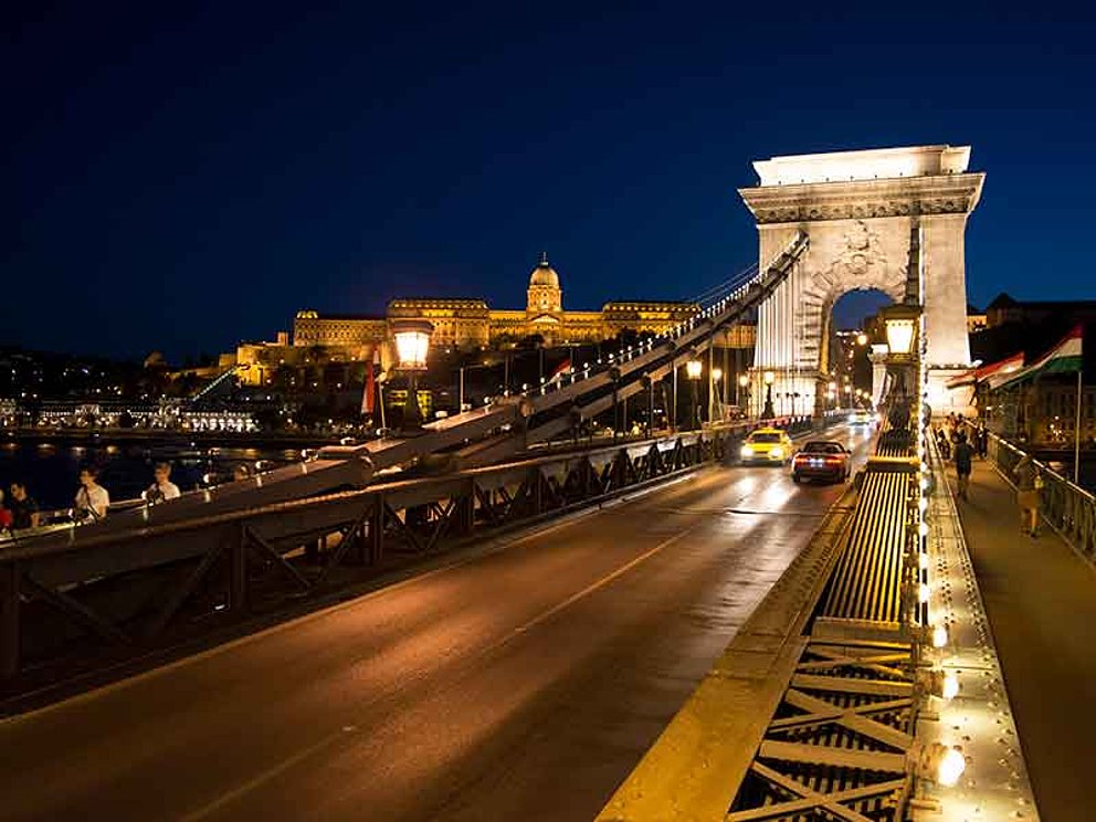 Nachtaufnahme der beleuchteten Kettenbrücke in Budapest