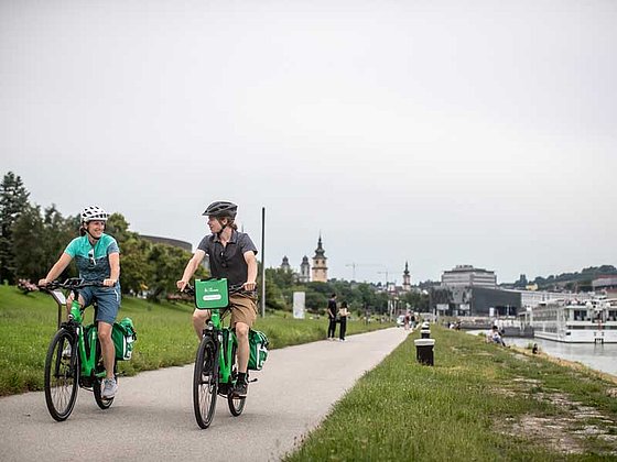Zwei Radfahrer unterwegs in Linz