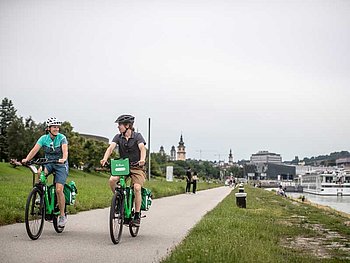 Zwei Radfahrer unterwegs in Linz