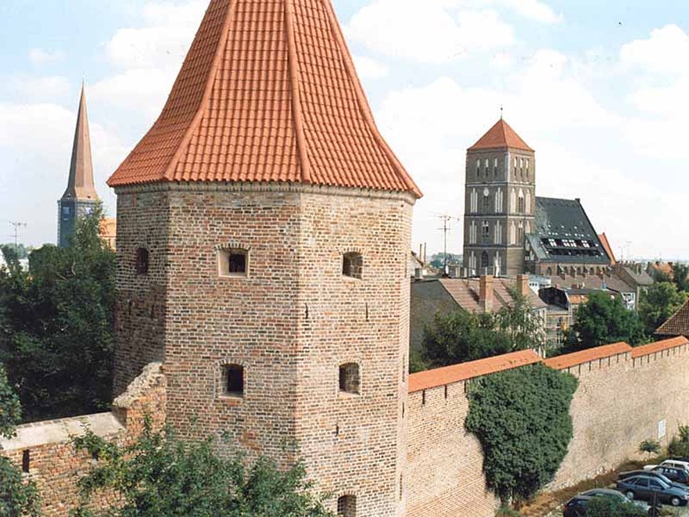 Stadtmauern von Rostock mit Kirche