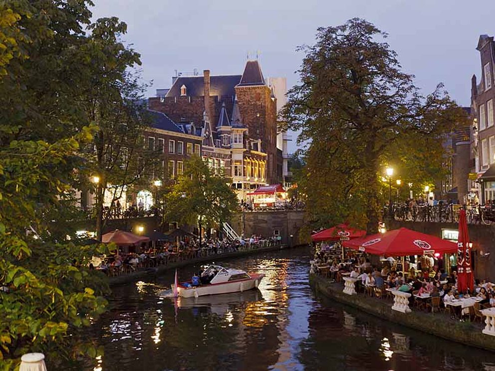 Terrassen entlang des Kanals durch die Stadt Utrecht bei Dämmerung in den Niederlanden