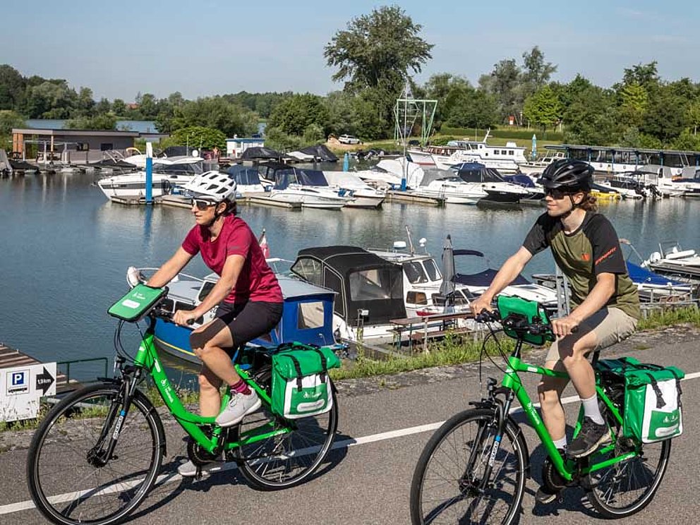 zwei Radfahrer im Hafen in Au