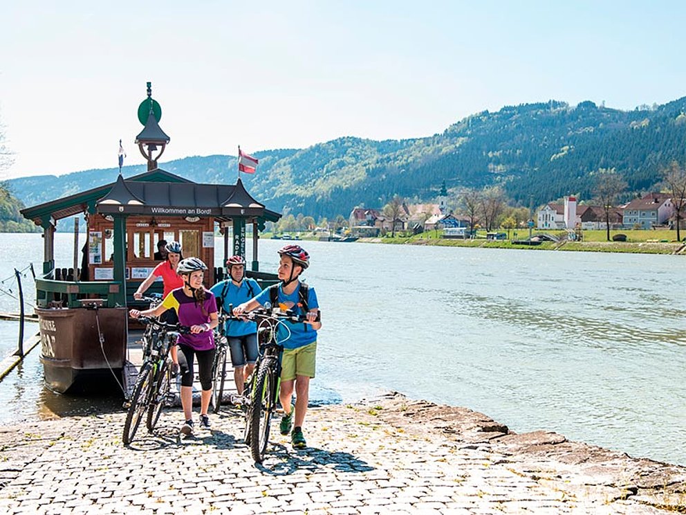 Überfahrt mit der Radfähre an der Donau