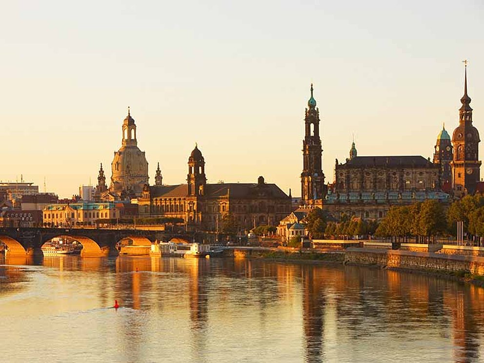 Silhouette von Dresden bei Dämmerung