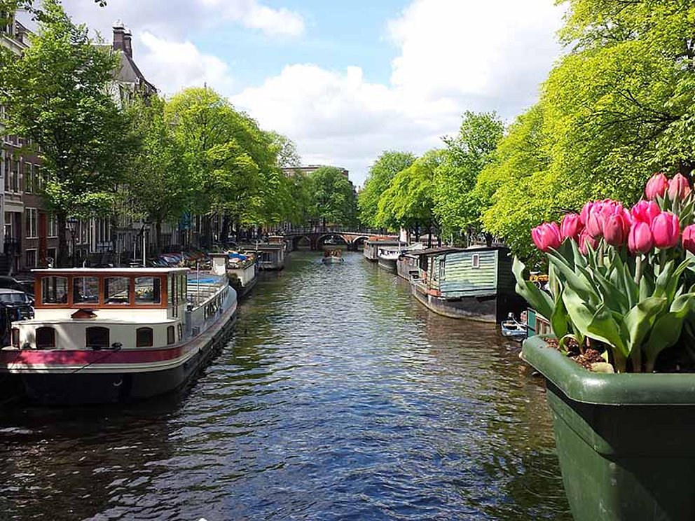 Wassverlauf mit Booten in der Hauptstadt von den Niederlanden - Amsterdam