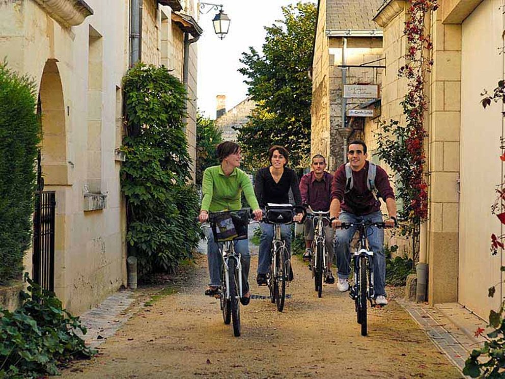 Radfahrergruppe unterwegs durch ein Dorf an der Loire in Frankreich