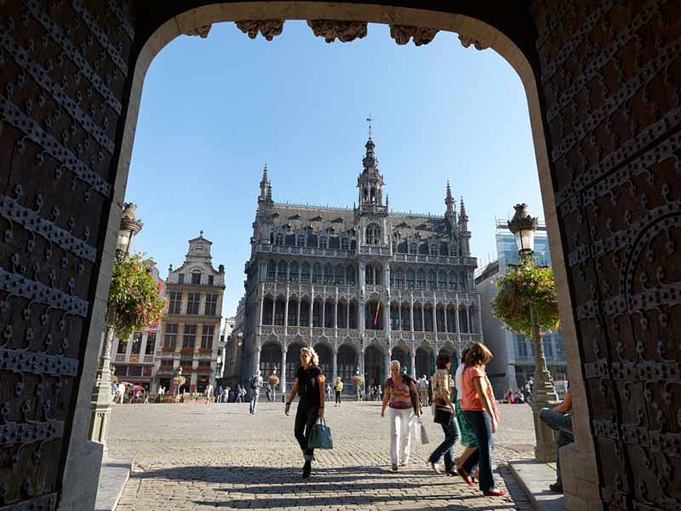 blick durch ein Tor auf den Grote Markt in Brüssel. Das Rathaus ist gut zu erkennen.