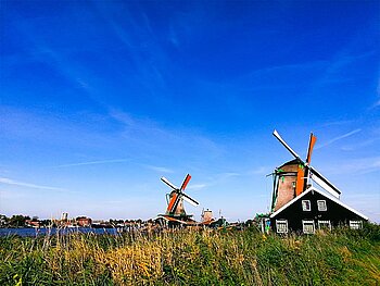 2 Windmühlen, 1 Haus