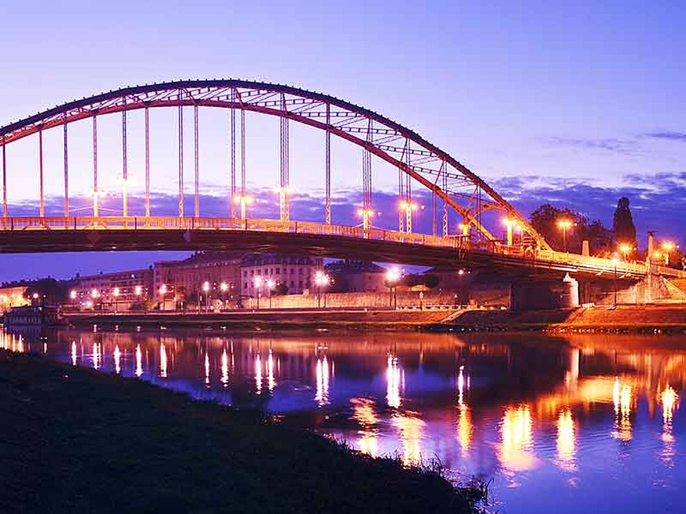 beleuchtete Brücke in Gyoer Révfalusi-Híd-Panoráma-Reggel bei Dämmerung