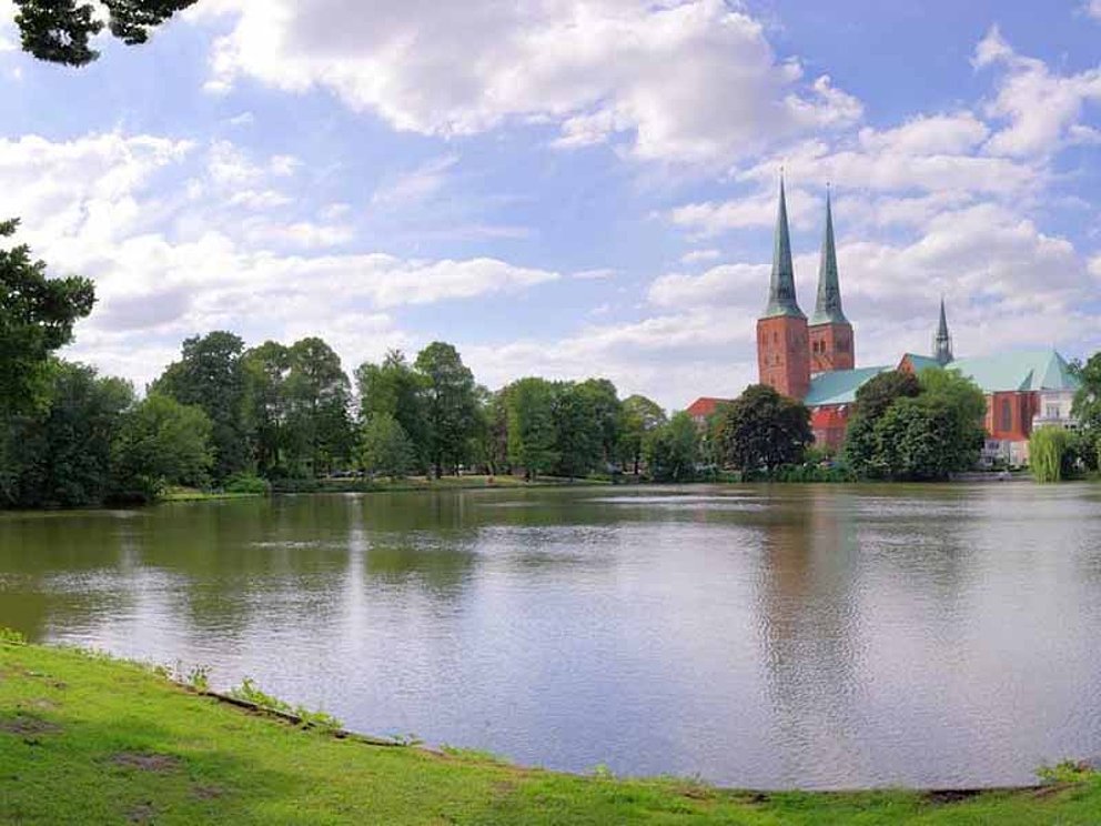 Panorama von Lübeck in Deutschland mit Mühlenteich und Dom