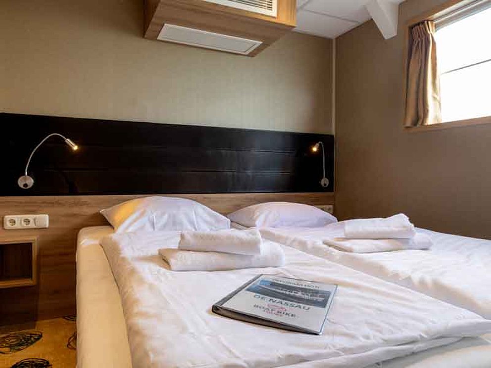 2-Bett-Kabine mit Doppelbett. handtücher darauf