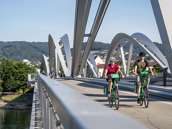 2 Radfahrer auf der neuen Donaubrücke in Linz
