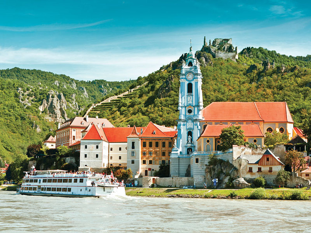 Schiff auf der Donau vor Dürnstein in der Wachau