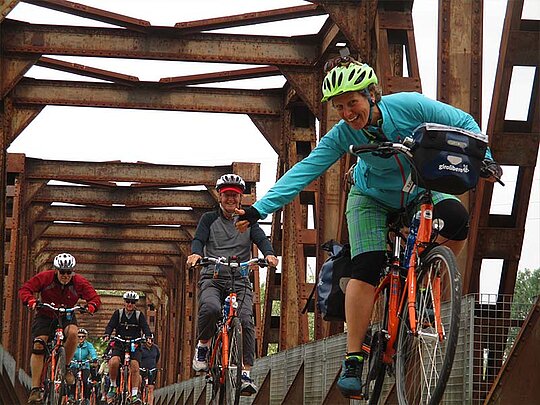 eine Gruppe Radfahrer, die Spaß am radeln haben