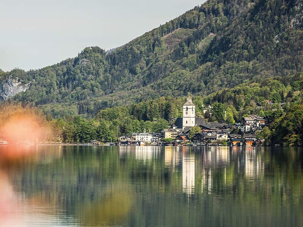 Blick auf St. Wolfgang vom See aus.