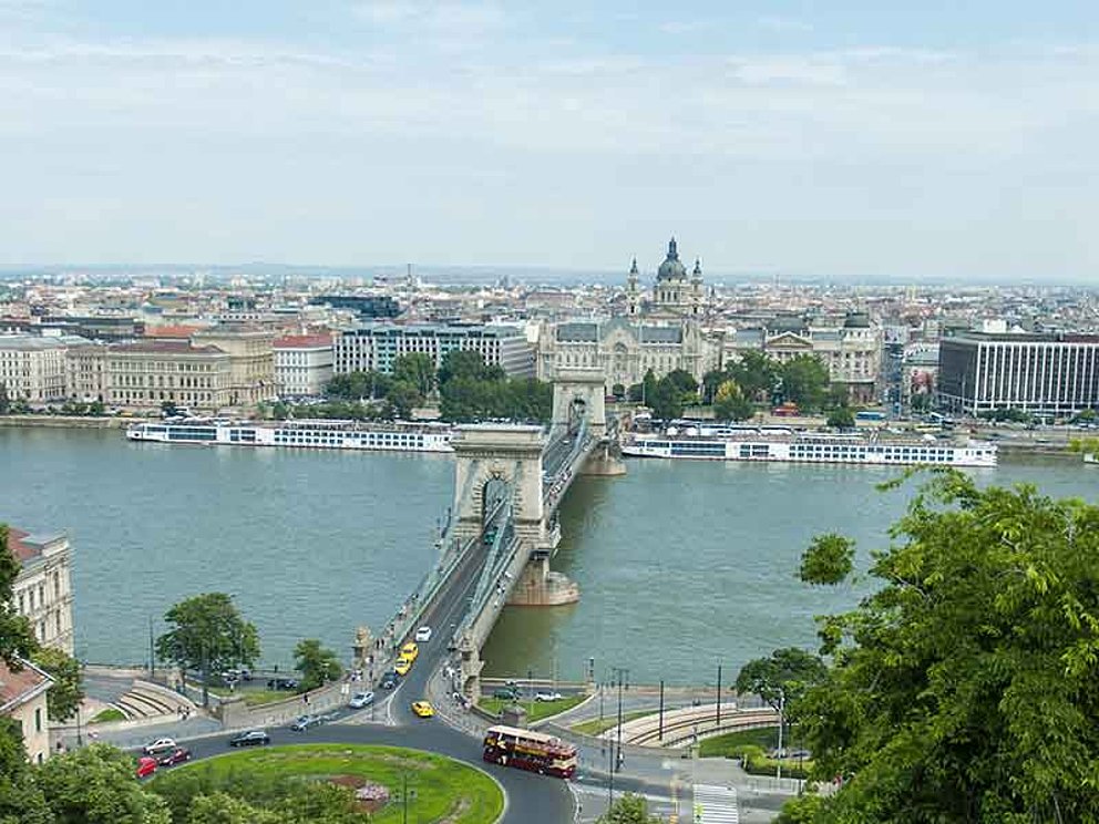 Blick auf die Brücke in Budapest über die Donau