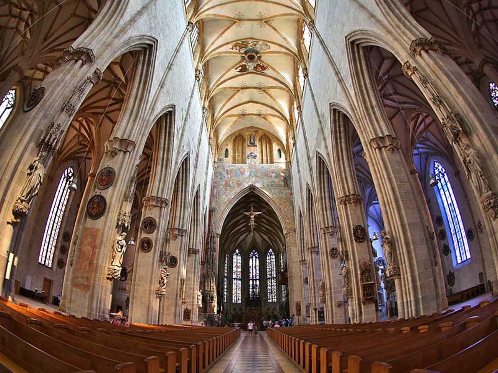 Kirche Ulm Münster Mittelgang mit Blick auf Gewölbe