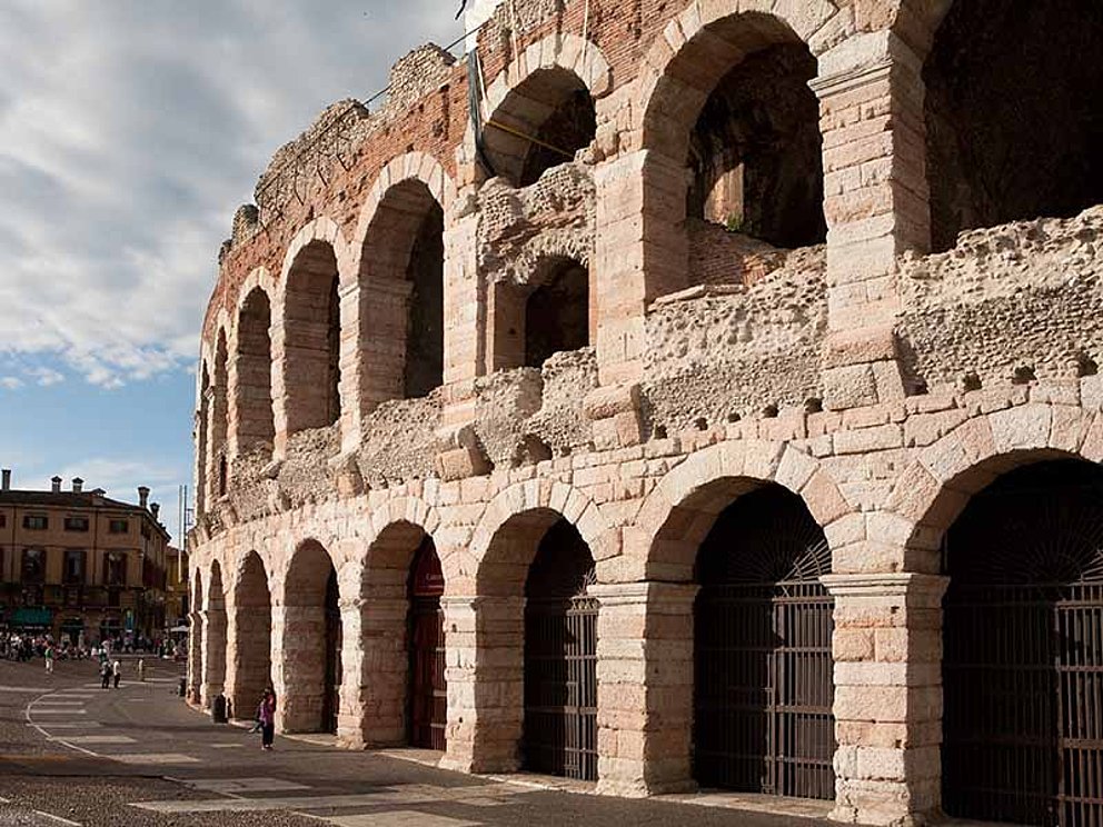 berühmte Arena in Verona in Italien mit Rundbögen auf der Außenfassade