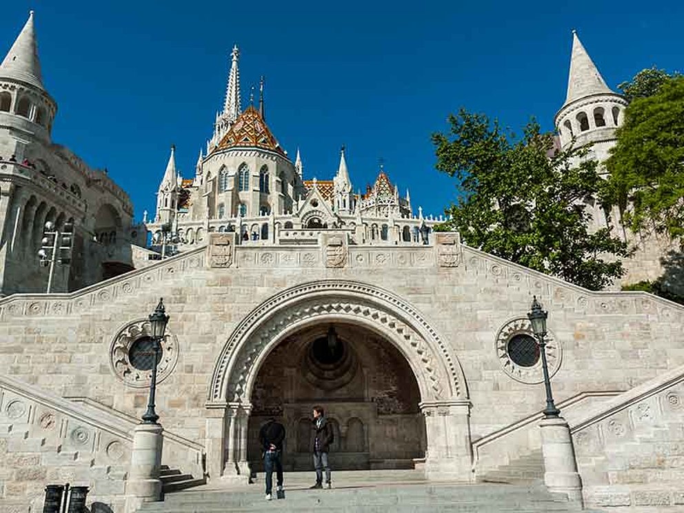 Blick auf die Fischer Bastei in Budapest mit Eingangstor und Türmen