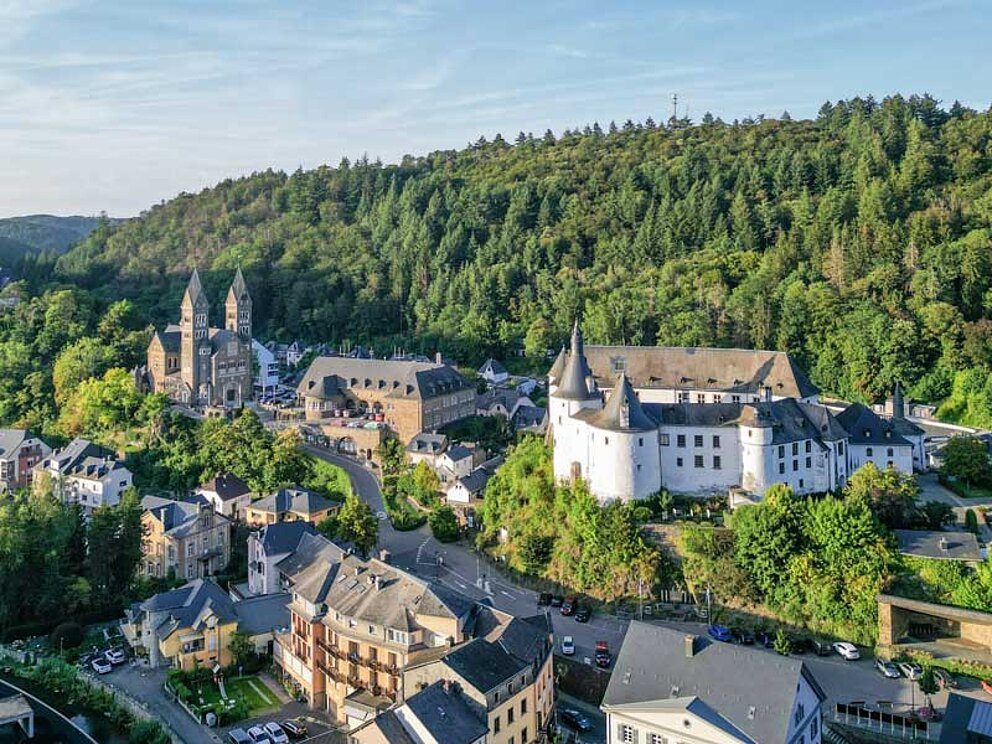 Blick auf die Stadt Clervaux mit Schloss und Benediktinerabtei St. Maurice