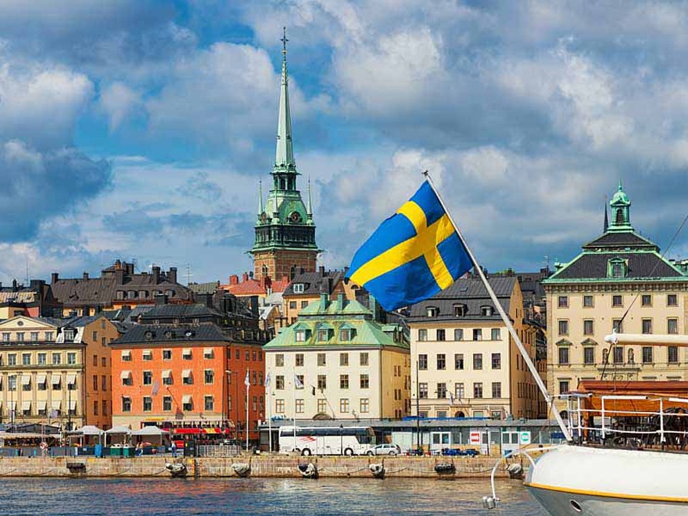 Die schwedische Flagge weht auf einem Schiffsheck in Stockholm