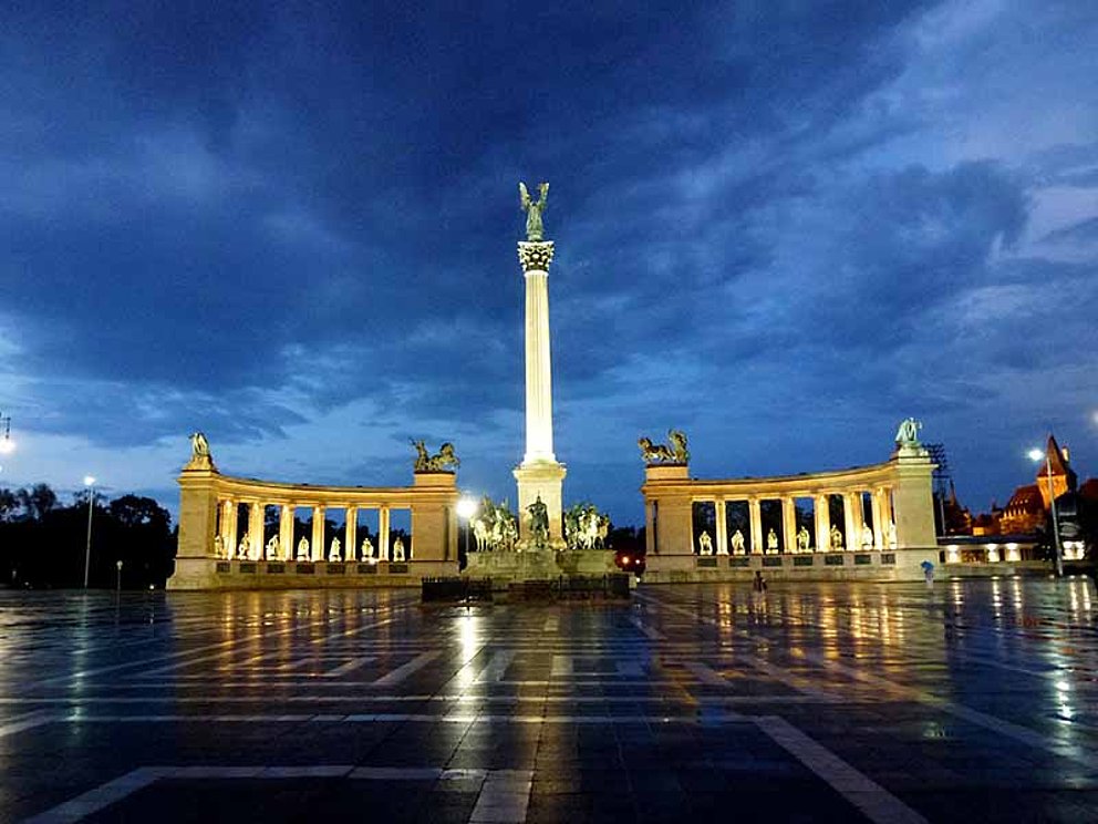 beleuchteter Heldenplatz in Budapest bei Nacht
