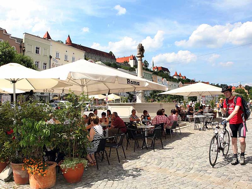 Eiscafe genießen am Stadtplatz in Burghausen am Tauernradweg