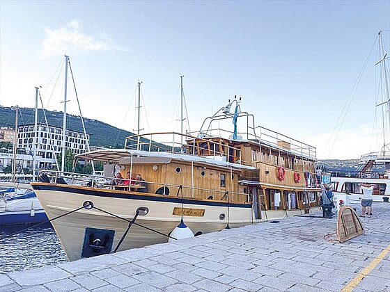 Außenansicht des Schiffes im Hafen