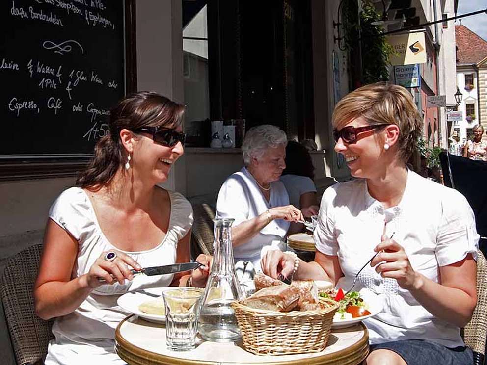 2 women have a coffe break at a café at Regensburg